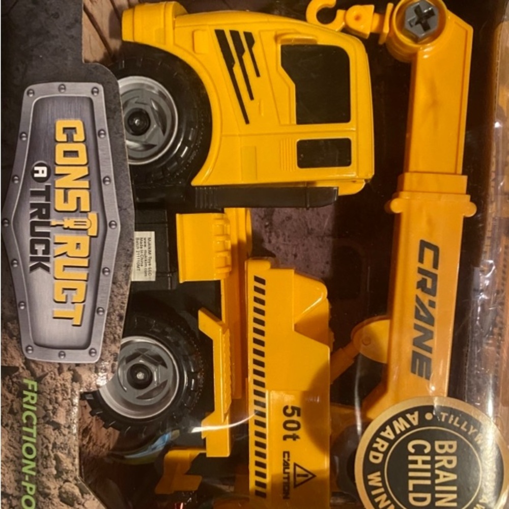 Mukimim crane construct a truck